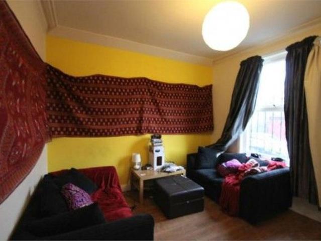Room for rent in Hyde Park, West Yorkshire