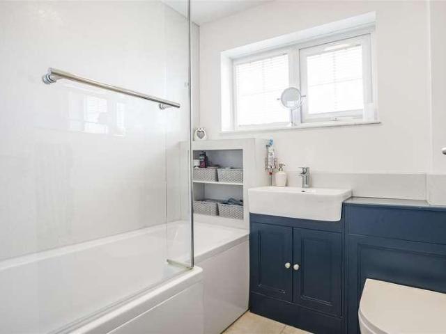 House for sale in Kings Hill, Colliers End