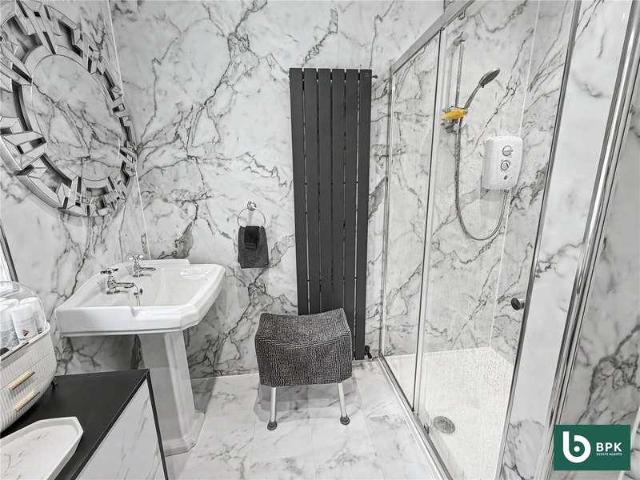 House for sale in Garlands