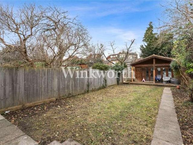 House for sale in Winchmore Hill, Greater London