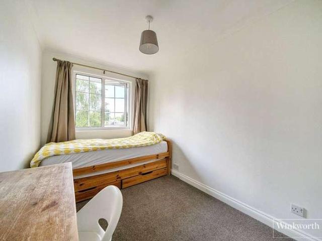 House for sale in Heol-las, Surrey