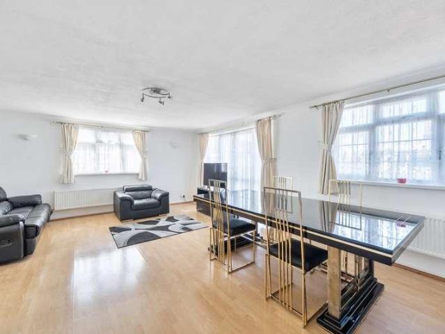 House for sale in Harrow Weald, Greater London