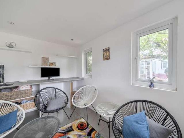 House for sale in Heol-las, Surrey