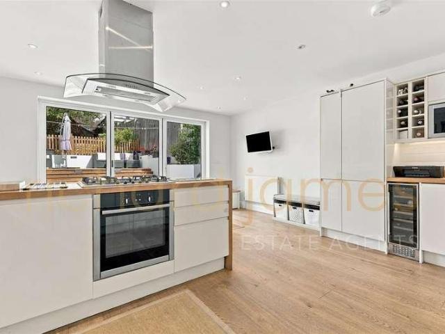 House for sale in Mill Hill, Greater London