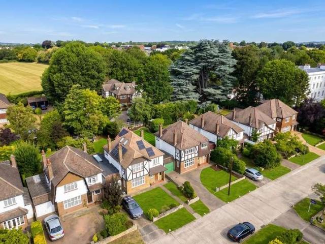 House for sale in Woodcote, Epsom