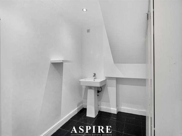 House for sale in Lee Chapel, Essex