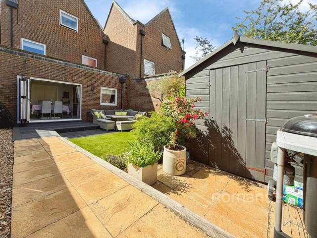 House for sale in Heol-las, Surrey