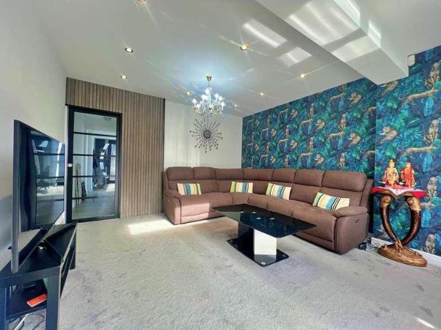 House for sale in London Borough of Ealing, Greenford