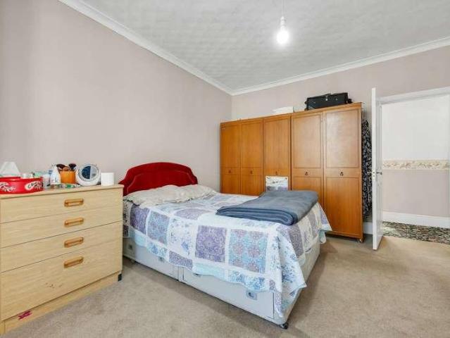 House for sale in Seven Kings, Greater London