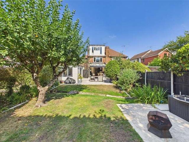 House for sale in Heol-las, Surrey