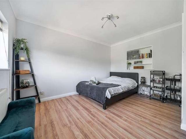 House for sale in Hillview, Surrey