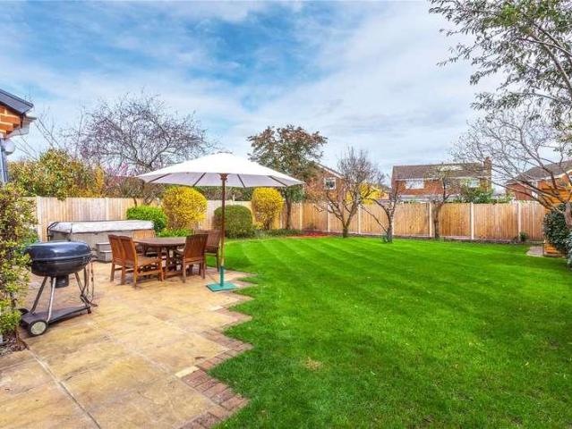 House for sale in Woodley