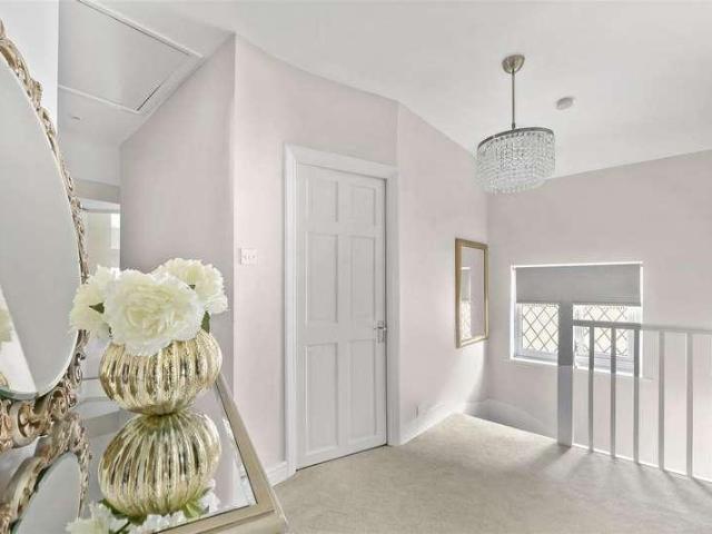 House for sale in Chigwell, Epping