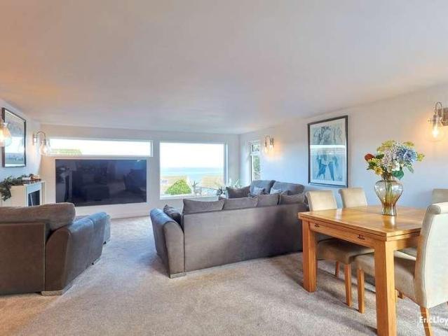 House for sale in Broadsands