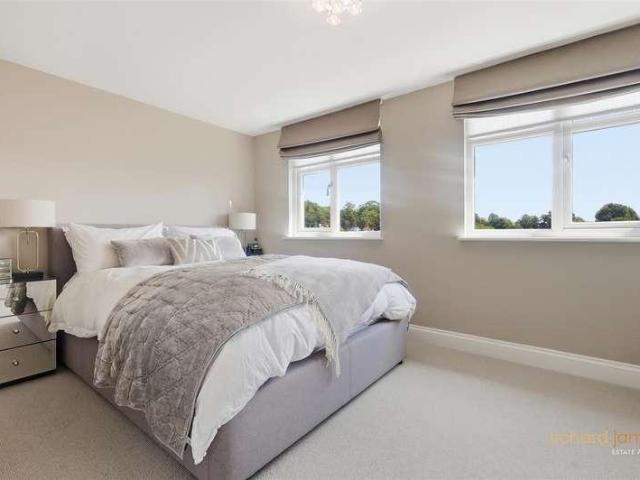 House for sale in Mill Hill, Greater London