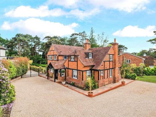 House for sale in Heol-las, Surrey