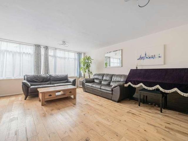 House for sale in Windsor, Dedworth