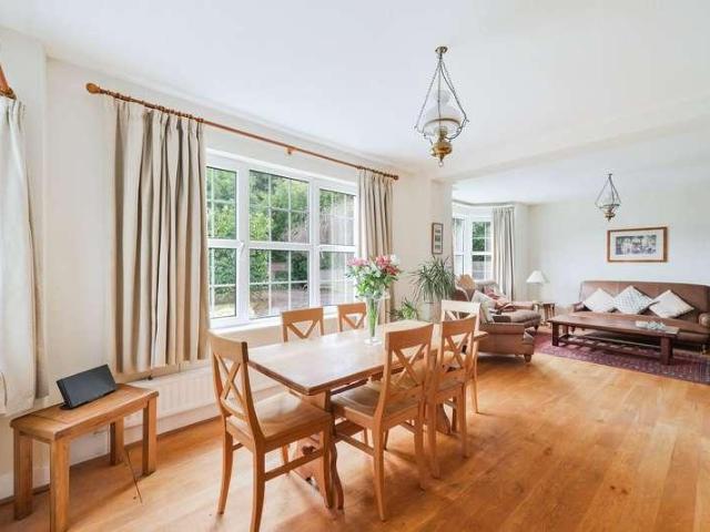 House for sale in Nutfield, Hillview