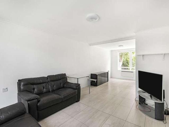 House for sale in Upper Edmonton, Greater London