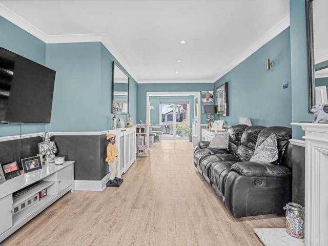 House for sale in Chattern Hill, Spelthorne