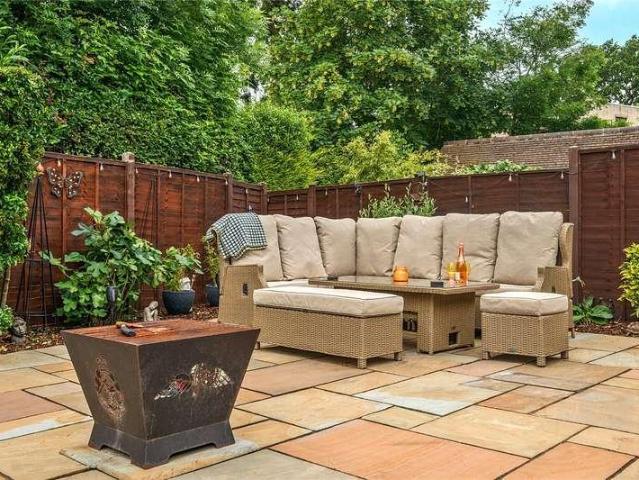 House for sale in Heol-las, Surrey