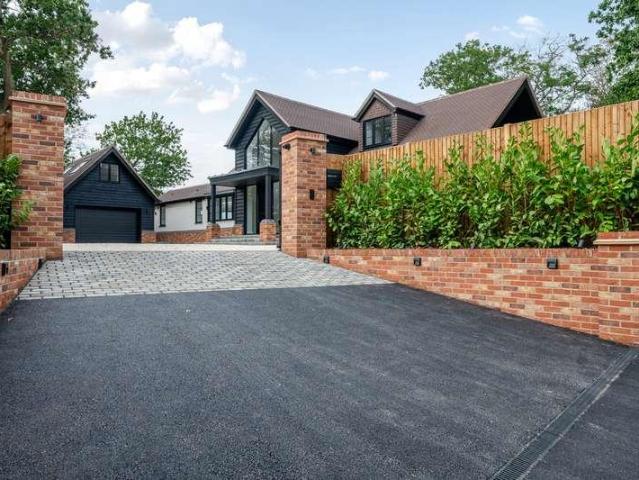 House for sale in Maple Cross, Three Rivers