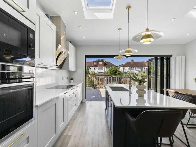Flat for sale in London Borough of Hounslow, Strand