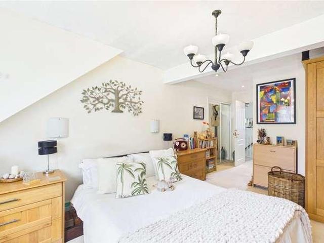 House for sale in Heol-las, Surrey