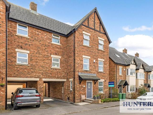 House for sale in Tranmere Park, Guiseley