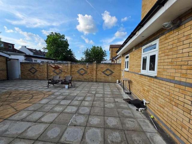 House for sale in Seven Kings, Greater London