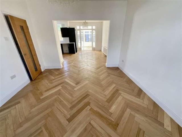 House for sale in Chingford Mount, Highams Park