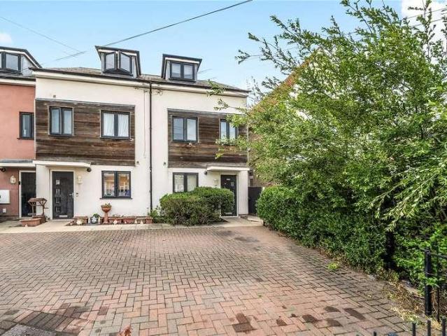 House for sale in Dale Hill, Essex