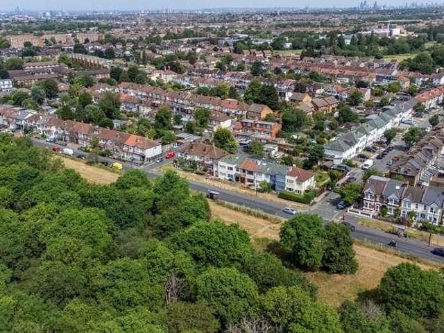 House for sale in London Borough of Merton, Mitcham