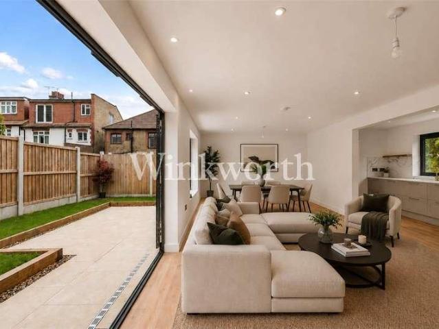 House for sale in Winchmore Hill, Palmers Green