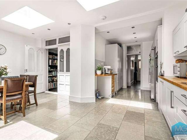 House for sale in Winchmore Hill, Edmonton
