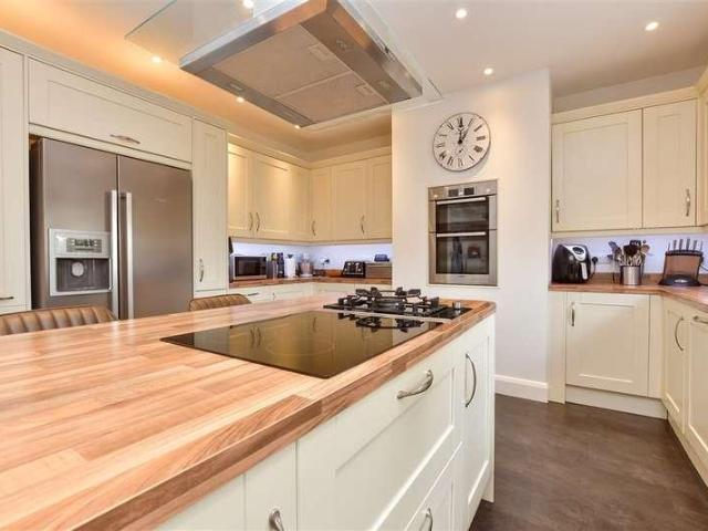 House for sale in London Borough of Croydon, Selsdon