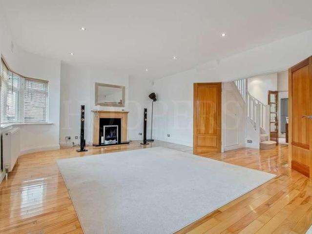 House for sale in Kingsbury, Greater London