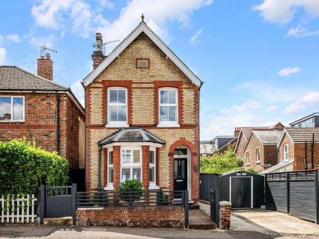 House for sale in Woodhatch, Red Hill