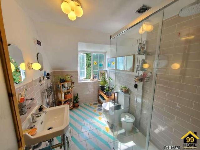 House for sale in Kingswood