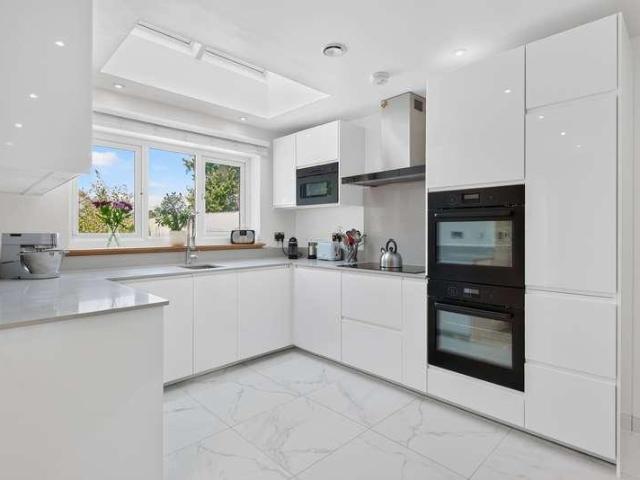 House for sale in Nutfield, Hillview