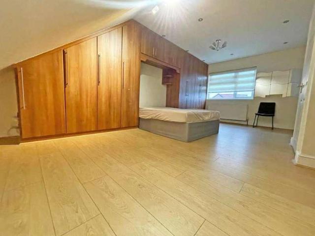 House for sale in Newbury Park, Greater London