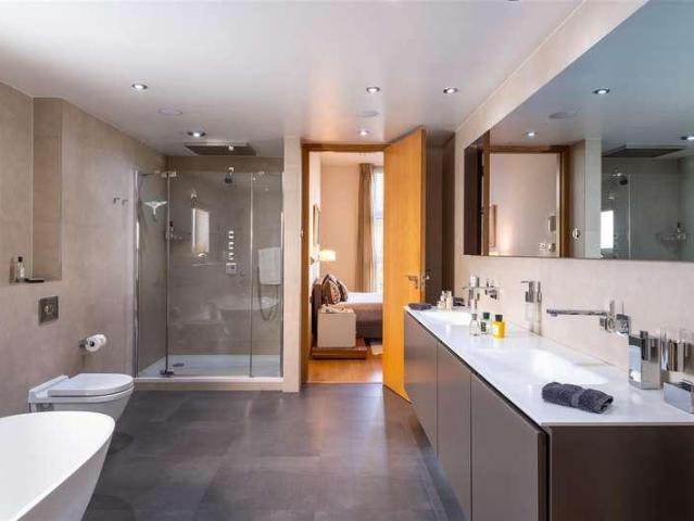 House for sale in Golders Green, Greater London