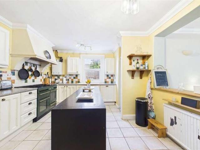 House for sale in Heol-las, Surrey