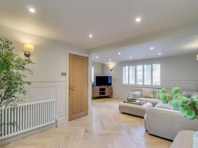 House for sale in Newmillerdam, West Yorkshire