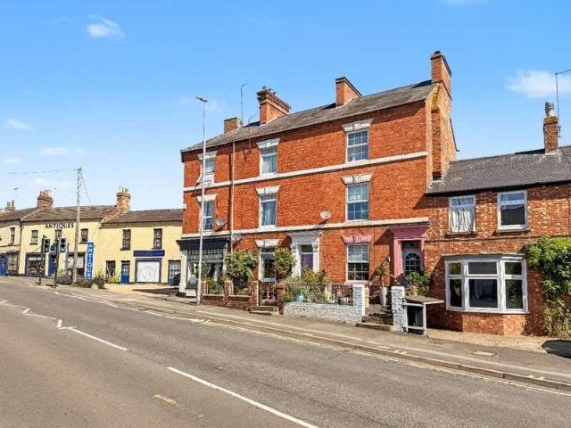 House for sale in Weedon Bec