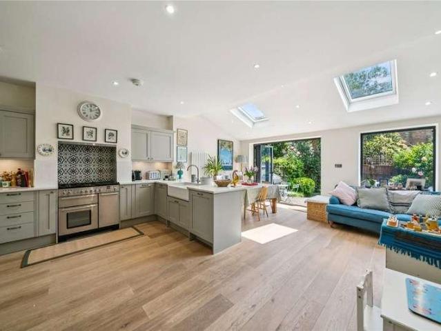 House for sale in Earlsfield, Greater London
