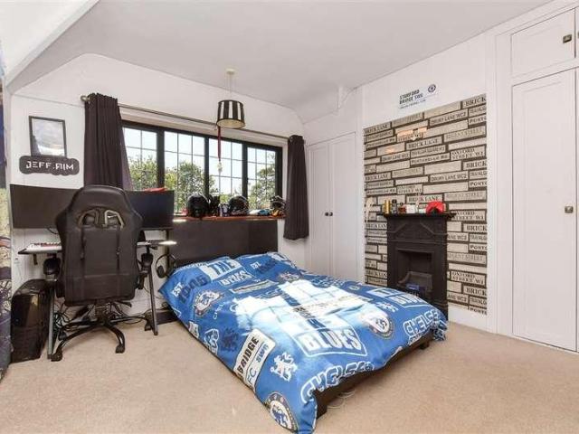 House for sale in Headley, Pachesham Park