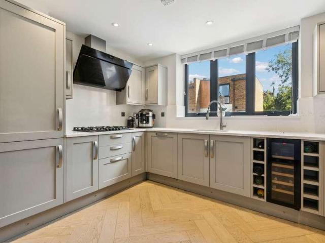 House for sale in Abbeville Village, Greater London