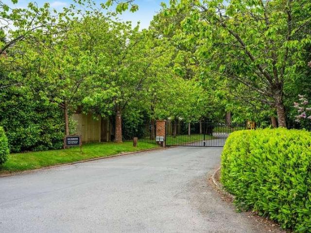 House for sale in Hillview, Surrey