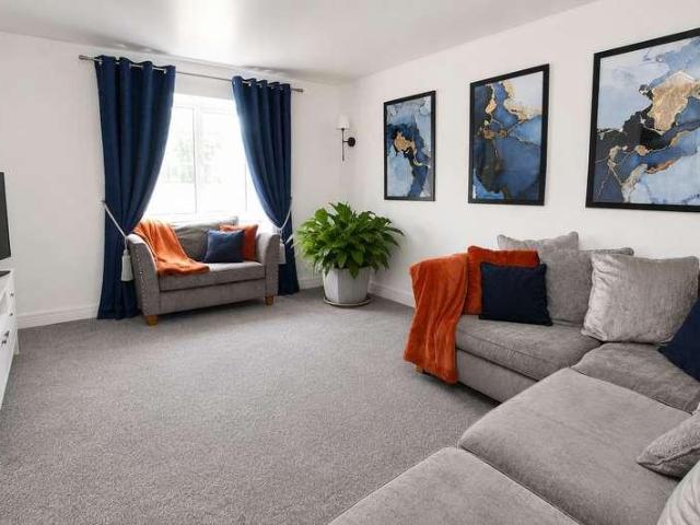 House for sale in Hurstead, Burnedge